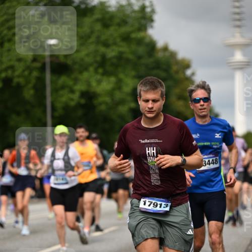 29.06.2025 - hella hamburg halbmarathon Dr. Thomas Lammeyer http://msf.ph/oto/8501575 29.06.2025 10:25:10 Kennedybrücke 1266, 1658, 2101, 2325, 2383, 2923, 2986, 3161, 3247, 3434, 3781, 3813, 4082, 4350, 5041, 5625, 5767, 5811, 5812, 6275, 6308, 6608, 6844, 7018, 7608, 8113, 8146, 8724, 8726, 8844, 8940, 9005, 9011, 9100, 9236, 9501, 9981, 10050, 10350, 10585, 10602, 11145 meine-sportfotos.de
