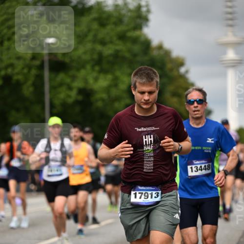 29.06.2025 - hella hamburg halbmarathon Dr. Thomas Lammeyer http://msf.ph/oto/8501579 29.06.2025 10:25:10 Kennedybrücke 1266, 1658, 2101, 2325, 2383, 2923, 2986, 3161, 3247, 3434, 3781, 3813, 4082, 4350, 5041, 5625, 5767, 5811, 5812, 6275, 6308, 6608, 6844, 7018, 7608, 8113, 8146, 8724, 8726, 8844, 8940, 9005, 9011, 9100, 9236, 9501, 9981, 10050, 10350, 10585, 10602, 11145 meine-sportfotos.de