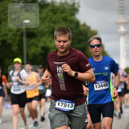 29.06.2025 - hella hamburg halbmarathon Dr. Thomas Lammeyer http://msf.ph/oto/8501592 29.06.2025 10:25:11 Kennedybrücke 1028, 1266, 1658, 2101, 2325, 2383, 2923, 2986, 3161, 3247, 3434, 3781, 3813, 4082, 4350, 5041, 5625, 5767, 5811, 5812, 6275, 6308, 6608, 6844, 7018, 7608, 8113, 8146, 8724, 8726, 8844, 8940, 9005, 9100, 9236, 9501, 9981, 10050, 10350, 10585, 10602, 11145 meine-sportfotos.de
