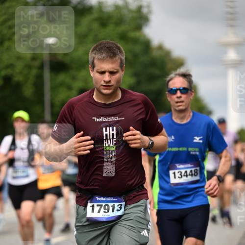 29.06.2025 - hella hamburg halbmarathon Dr. Thomas Lammeyer http://msf.ph/oto/8501601 29.06.2025 10:25:11 Kennedybrücke 1028, 1266, 1658, 2101, 2325, 2383, 2923, 2986, 3161, 3247, 3434, 3781, 3813, 4082, 4350, 5041, 5625, 5767, 5811, 5812, 6275, 6308, 6608, 6844, 7018, 7608, 8113, 8146, 8724, 8726, 8844, 8940, 9005, 9100, 9236, 9501, 9981, 10050, 10350, 10585, 10602, 11145 meine-sportfotos.de