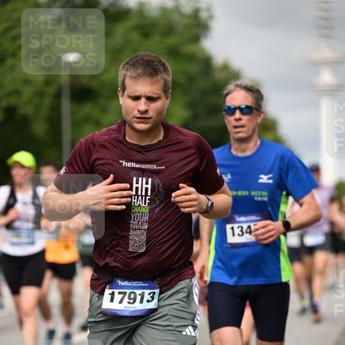 29.06.2025 - hella hamburg halbmarathon Dr. Thomas Lammeyer http://msf.ph/oto/8501605 29.06.2025 10:25:11 Kennedybrücke 1028, 1266, 1658, 2101, 2325, 2383, 2923, 2986, 3161, 3247, 3434, 3781, 3813, 4082, 4350, 5041, 5625, 5767, 5811, 5812, 6275, 6308, 6608, 6844, 7018, 7608, 8113, 8146, 8724, 8726, 8844, 8940, 9005, 9100, 9236, 9501, 9981, 10050, 10350, 10585, 10602, 11145 meine-sportfotos.de