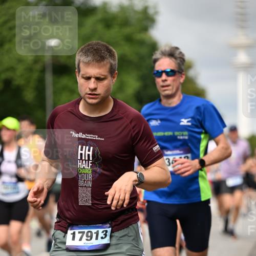 29.06.2025 - hella hamburg halbmarathon Dr. Thomas Lammeyer http://msf.ph/oto/8501611 29.06.2025 10:25:11 Kennedybrücke 1028, 1266, 1658, 2101, 2325, 2383, 2923, 2986, 3161, 3247, 3434, 3781, 3813, 4082, 4350, 5041, 5625, 5767, 5811, 5812, 6275, 6308, 6608, 6844, 7018, 7608, 8113, 8146, 8724, 8726, 8844, 8940, 9005, 9100, 9236, 9501, 9981, 10050, 10350, 10585, 10602, 11145 meine-sportfotos.de