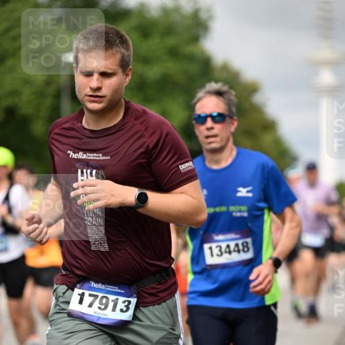29.06.2025 - hella hamburg halbmarathon Dr. Thomas Lammeyer http://msf.ph/oto/8501613 29.06.2025 10:25:11 Kennedybrücke 1028, 1266, 1658, 2101, 2325, 2383, 2923, 2986, 3161, 3247, 3434, 3781, 3813, 4082, 4350, 5041, 5625, 5767, 5811, 5812, 6275, 6308, 6608, 6844, 7018, 7608, 8113, 8146, 8724, 8726, 8844, 8940, 9005, 9100, 9236, 9501, 9981, 10050, 10350, 10585, 10602, 11145 meine-sportfotos.de