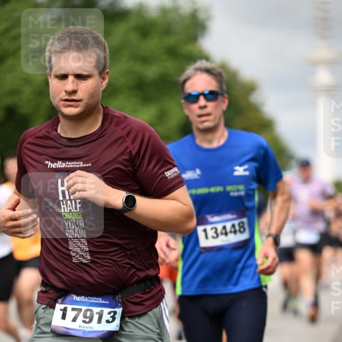 29.06.2025 - hella hamburg halbmarathon Dr. Thomas Lammeyer http://msf.ph/oto/8501618 29.06.2025 10:25:11 Kennedybrücke 1028, 1266, 1658, 2101, 2325, 2383, 2923, 2986, 3161, 3247, 3434, 3781, 3813, 4082, 4350, 5041, 5625, 5767, 5811, 5812, 6275, 6308, 6608, 6844, 7018, 7608, 8113, 8146, 8724, 8726, 8844, 8940, 9005, 9100, 9236, 9501, 9981, 10050, 10350, 10585, 10602, 11145 meine-sportfotos.de
