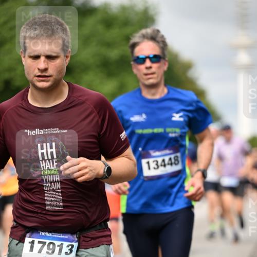 29.06.2025 - hella hamburg halbmarathon Dr. Thomas Lammeyer http://msf.ph/oto/8501622 29.06.2025 10:25:12 Kennedybrücke 1028, 1266, 1658, 2101, 2325, 2383, 2923, 2986, 3161, 3247, 3434, 3781, 3813, 4082, 4350, 5041, 5625, 5767, 5811, 5812, 6275, 6308, 6608, 6844, 7018, 7608, 8113, 8146, 8724, 8726, 8844, 9100, 9236, 9501, 9981, 10050, 10350, 10585, 10602, 11145 meine-sportfotos.de