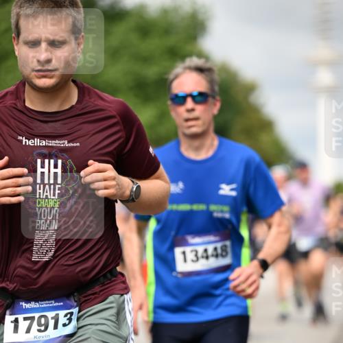29.06.2025 - hella hamburg halbmarathon Dr. Thomas Lammeyer http://msf.ph/oto/8501629 29.06.2025 10:25:12 Kennedybrücke 1028, 1266, 1658, 2101, 2325, 2383, 2923, 2986, 3161, 3247, 3434, 3781, 3813, 4082, 4350, 5041, 5625, 5767, 5811, 5812, 6275, 6308, 6608, 6844, 7018, 7608, 8113, 8146, 8724, 8726, 8844, 9100, 9236, 9501, 9981, 10050, 10350, 10585, 10602, 11145 meine-sportfotos.de