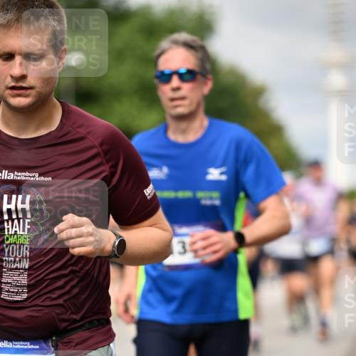 29.06.2025 - hella hamburg halbmarathon Dr. Thomas Lammeyer http://msf.ph/oto/8501633 29.06.2025 10:25:12 Kennedybrücke 1028, 1266, 1658, 2101, 2325, 2383, 2923, 2986, 3161, 3247, 3434, 3781, 3813, 4082, 4350, 5041, 5625, 5767, 5811, 5812, 6275, 6308, 6608, 6844, 7018, 7608, 8113, 8146, 8724, 8726, 8844, 9100, 9236, 9501, 9981, 10050, 10350, 10585, 10602, 11145 meine-sportfotos.de