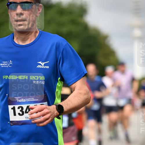 29.06.2025 - hella hamburg halbmarathon Dr. Thomas Lammeyer http://msf.ph/oto/8501659 29.06.2025 10:25:13 Kennedybrücke 1028, 1266, 1658, 2101, 2325, 2383, 2923, 2956, 2986, 3161, 3247, 3434, 3781, 3813, 4082, 4350, 5041, 5625, 5767, 5811, 5812, 6275, 6308, 7018, 7608, 8113, 8146, 8724, 8726, 8844, 9100, 9108, 9501, 9981, 10050, 10350, 10585, 10602, 11145 meine-sportfotos.de