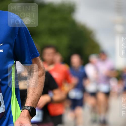 29.06.2025 - hella hamburg halbmarathon Dr. Thomas Lammeyer http://msf.ph/oto/8501677 29.06.2025 10:25:13 Kennedybrücke 1028, 1266, 1658, 2101, 2325, 2383, 2923, 2956, 2986, 3161, 3247, 3434, 3781, 3813, 4082, 4350, 5041, 5625, 5767, 5811, 5812, 6275, 6308, 7018, 7608, 8113, 8146, 8724, 8726, 8844, 9100, 9108, 9501, 9981, 10050, 10350, 10585, 10602, 11145 meine-sportfotos.de