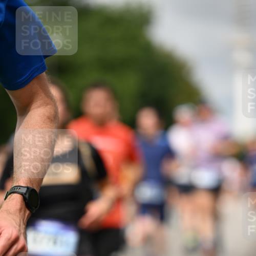 29.06.2025 - hella hamburg halbmarathon Dr. Thomas Lammeyer http://msf.ph/oto/8501684 29.06.2025 10:25:13 Kennedybrücke 1028, 1266, 1658, 2101, 2325, 2383, 2923, 2956, 2986, 3161, 3247, 3434, 3781, 3813, 4082, 4350, 5041, 5625, 5767, 5811, 5812, 6275, 6308, 7018, 7608, 8113, 8146, 8724, 8726, 8844, 9100, 9108, 9501, 9981, 10050, 10350, 10585, 10602, 11145 meine-sportfotos.de
