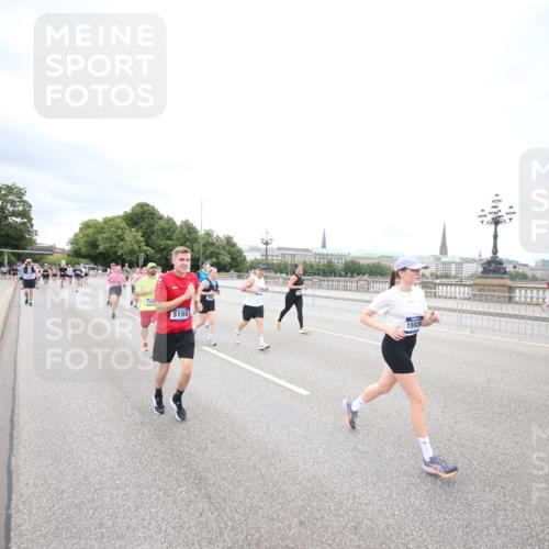 29.06.2025 - hella hamburg halbmarathon Jannik Wohlers http://msf.ph/oto/8501689 29.06.2025 10:58:04 Lombardsbrücke 1001, 1326, 1646, 1845, 2043, 2449, 3540, 3868, 5159, 5655, 5732, 5988, 6010, 6927, 7617, 7664, 7870, 7933, 8076, 8592, 8701, 9123, 9225, 9239, 9636, 9889, 10473, 10498, 11708, 12023, 12024, 12310, 12433, 12968, 13226, 13355, 13356, 13547, 13855, 14584, 14935, 15926, 16048, 16104, 16408, 16561, 16878, 16906, 16998, 17036, 17227, 17228, 17480, 18822, 19183 meine-sportfotos.de