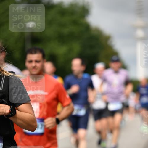 29.06.2025 - hella hamburg halbmarathon Dr. Thomas Lammeyer http://msf.ph/oto/8501692 29.06.2025 10:25:14 Kennedybrücke 1028, 1266, 1658, 2101, 2325, 2383, 2923, 2956, 2986, 3161, 3247, 3434, 3781, 3813, 4082, 4350, 5041, 5625, 5767, 5811, 5812, 6275, 6308, 7018, 7608, 8113, 8146, 8724, 8726, 8844, 9100, 9108, 9501, 9981, 10050, 10350, 10585, 10602, 11145 meine-sportfotos.de