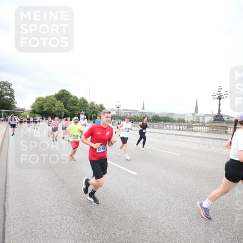 29.06.2025 - hella hamburg halbmarathon Jannik Wohlers http://msf.ph/oto/8501703 29.06.2025 10:58:05 Lombardsbrücke 1326, 1646, 1845, 2449, 3540, 3868, 5159, 5655, 5732, 5988, 6010, 6927, 7617, 7664, 7870, 7933, 8592, 8701, 9123, 9225, 9239, 9636, 9889, 9960, 10473, 10498, 11708, 12023, 12024, 12310, 12433, 12968, 13355, 13356, 13547, 13784, 13855, 14584, 14935, 15926, 16048, 16104, 16408, 16561, 16878, 16906, 16998, 17036, 17227, 17228, 17480, 18822, 19183 meine-sportfotos.de