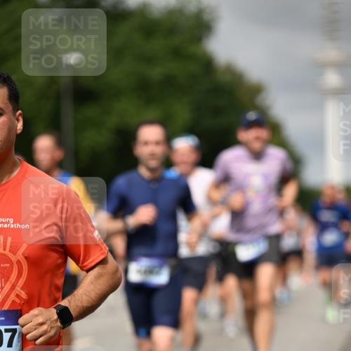 29.06.2025 - hella hamburg halbmarathon Dr. Thomas Lammeyer http://msf.ph/oto/8501719 29.06.2025 10:25:14 Kennedybrücke 1028, 1266, 1658, 2101, 2325, 2383, 2923, 2956, 2986, 3161, 3247, 3434, 3781, 3813, 4082, 4350, 5041, 5625, 5767, 5811, 5812, 6275, 6308, 7018, 7608, 8113, 8146, 8724, 8726, 8844, 9100, 9108, 9501, 9981, 10050, 10350, 10585, 10602, 11145 meine-sportfotos.de