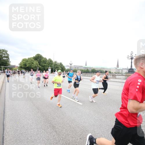 29.06.2025 - hella hamburg halbmarathon Jannik Wohlers http://msf.ph/oto/8501730 29.06.2025 10:58:05 Lombardsbrücke 1326, 1646, 1845, 2449, 3540, 3868, 5159, 5655, 5732, 5988, 6010, 6927, 7617, 7664, 7870, 7933, 8592, 8701, 9123, 9225, 9239, 9636, 9889, 9960, 10473, 10498, 11708, 12023, 12024, 12310, 12433, 12968, 13355, 13356, 13547, 13784, 13855, 14584, 14935, 15926, 16048, 16104, 16408, 16561, 16878, 16906, 16998, 17036, 17227, 17228, 17480, 18822, 19183 meine-sportfotos.de