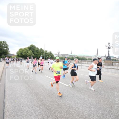 29.06.2025 - hella hamburg halbmarathon Jannik Wohlers http://msf.ph/oto/8501741 29.06.2025 10:58:06 Lombardsbrücke 1326, 1646, 1845, 2449, 3540, 3868, 5159, 5655, 5732, 5988, 6010, 6927, 7617, 7870, 7933, 8592, 8701, 9123, 9225, 9239, 9563, 9636, 9889, 9960, 10473, 10498, 11708, 12023, 12024, 12310, 12433, 12968, 13355, 13356, 13547, 13784, 13855, 14584, 14935, 15926, 16104, 16408, 16561, 16878, 16906, 16998, 17036, 17164, 17165, 17227, 17228, 17480, 18822, 19183 meine-sportfotos.de