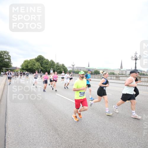 29.06.2025 - hella hamburg halbmarathon Jannik Wohlers http://msf.ph/oto/8501751 29.06.2025 10:58:06 Lombardsbrücke 1326, 1646, 1845, 2449, 3540, 3868, 5159, 5655, 5732, 5988, 6010, 6927, 7617, 7870, 7933, 8592, 8701, 9123, 9225, 9239, 9563, 9636, 9889, 9960, 10473, 10498, 11708, 12023, 12024, 12310, 12433, 12968, 13355, 13356, 13547, 13784, 13855, 14584, 14935, 15926, 16104, 16408, 16561, 16878, 16906, 16998, 17036, 17164, 17165, 17227, 17228, 17480, 18822, 19183 meine-sportfotos.de