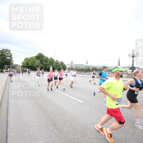 29.06.2025 - hella hamburg halbmarathon Jannik Wohlers http://msf.ph/oto/8501761 29.06.2025 10:58:06 Lombardsbrücke 1326, 1646, 1845, 2449, 3540, 3868, 5159, 5655, 5732, 5988, 6010, 6927, 7617, 7870, 7933, 8592, 8701, 9123, 9225, 9239, 9563, 9636, 9889, 9960, 10473, 10498, 11708, 12023, 12024, 12310, 12433, 12968, 13355, 13356, 13547, 13784, 13855, 14584, 14935, 15926, 16104, 16408, 16561, 16878, 16906, 16998, 17036, 17164, 17165, 17227, 17228, 17480, 18822, 19183 meine-sportfotos.de