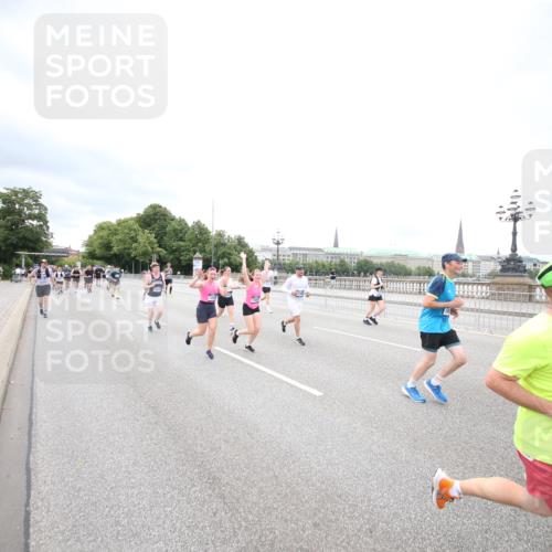 29.06.2025 - hella hamburg halbmarathon Jannik Wohlers http://msf.ph/oto/8501770 29.06.2025 10:58:06 Lombardsbrücke 1326, 1646, 1845, 2449, 3540, 3868, 5159, 5655, 5732, 5988, 6010, 6927, 7617, 7870, 7933, 8592, 8701, 9123, 9225, 9239, 9563, 9636, 9889, 9960, 10473, 10498, 11708, 12023, 12024, 12310, 12433, 12968, 13355, 13356, 13547, 13784, 13855, 14584, 14935, 15926, 16104, 16408, 16561, 16878, 16906, 16998, 17036, 17164, 17165, 17227, 17228, 17480, 18822, 19183 meine-sportfotos.de