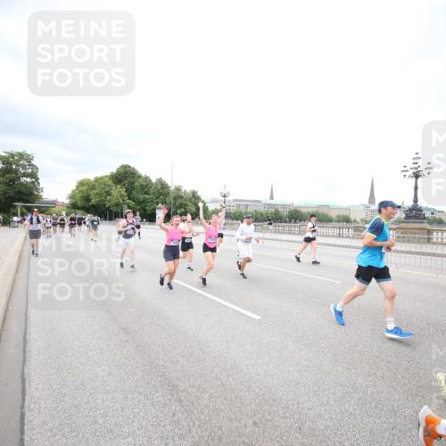 29.06.2025 - hella hamburg halbmarathon Jannik Wohlers http://msf.ph/oto/8501778 29.06.2025 10:58:06 Lombardsbrücke 1326, 1646, 1845, 2449, 3540, 3868, 5159, 5655, 5732, 5988, 6010, 6927, 7617, 7870, 7933, 8592, 8701, 9123, 9225, 9239, 9563, 9636, 9889, 9960, 10473, 10498, 11708, 12023, 12024, 12310, 12433, 12968, 13355, 13356, 13547, 13784, 13855, 14584, 14935, 15926, 16104, 16408, 16561, 16878, 16906, 16998, 17036, 17164, 17165, 17227, 17228, 17480, 18822, 19183 meine-sportfotos.de