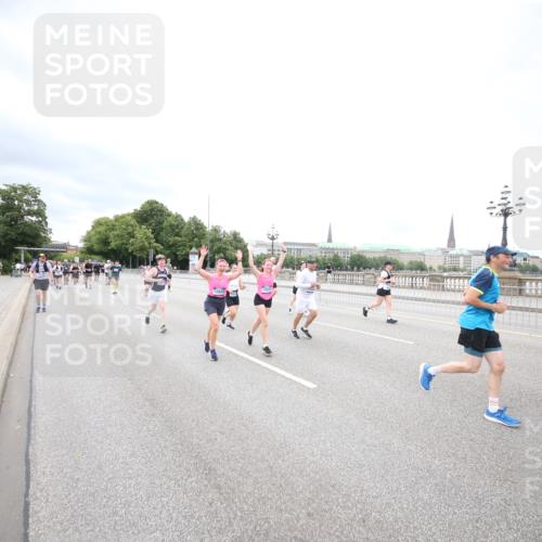 29.06.2025 - hella hamburg halbmarathon Jannik Wohlers http://msf.ph/oto/8501785 29.06.2025 10:58:07 Lombardsbrücke 1326, 1646, 1845, 2449, 3540, 3868, 4225, 5159, 5655, 5732, 5988, 6010, 6927, 7870, 7933, 7967, 8592, 8701, 9123, 9225, 9239, 9563, 9889, 9960, 10473, 10498, 11708, 12023, 12024, 12310, 12968, 13355, 13356, 13547, 13784, 13855, 14584, 14935, 15926, 16104, 16408, 16561, 16878, 16906, 16998, 17036, 17164, 17165, 17227, 17228, 17323, 17480, 17874, 18822, 19183 meine-sportfotos.de