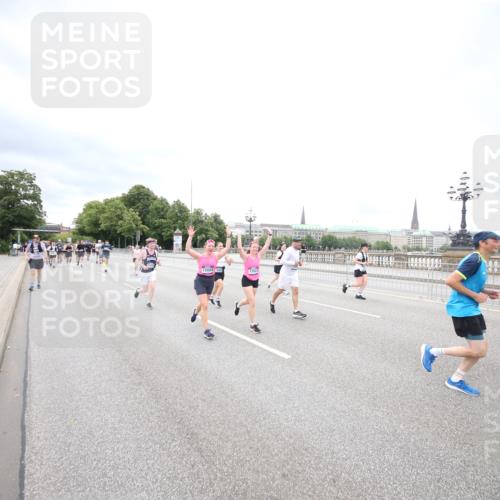 29.06.2025 - hella hamburg halbmarathon Jannik Wohlers http://msf.ph/oto/8501795 29.06.2025 10:58:07 Lombardsbrücke 1326, 1646, 1845, 2449, 3540, 3868, 4225, 5159, 5655, 5732, 5988, 6010, 6927, 7870, 7933, 7967, 8592, 8701, 9123, 9225, 9239, 9563, 9889, 9960, 10473, 10498, 11708, 12023, 12024, 12310, 12968, 13355, 13356, 13547, 13784, 13855, 14584, 14935, 15926, 16104, 16408, 16561, 16878, 16906, 16998, 17036, 17164, 17165, 17227, 17228, 17323, 17480, 17874, 18822, 19183 meine-sportfotos.de
