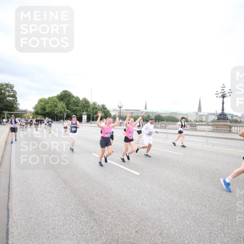 29.06.2025 - hella hamburg halbmarathon Jannik Wohlers http://msf.ph/oto/8501808 29.06.2025 10:58:07 Lombardsbrücke 1326, 1646, 1845, 2449, 3540, 3868, 4225, 5159, 5655, 5732, 5988, 6010, 6927, 7870, 7933, 7967, 8592, 8701, 9123, 9225, 9239, 9563, 9889, 9960, 10473, 10498, 11708, 12023, 12024, 12310, 12968, 13355, 13356, 13547, 13784, 13855, 14584, 14935, 15926, 16104, 16408, 16561, 16878, 16906, 16998, 17036, 17164, 17165, 17227, 17228, 17323, 17480, 17874, 18822, 19183 meine-sportfotos.de
