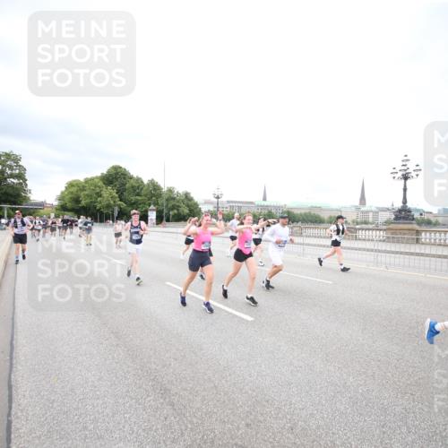 29.06.2025 - hella hamburg halbmarathon Jannik Wohlers http://msf.ph/oto/8501818 29.06.2025 10:58:07 Lombardsbrücke 1326, 1646, 1845, 2449, 3540, 3868, 4225, 5159, 5655, 5732, 5988, 6010, 6927, 7870, 7933, 7967, 8592, 8701, 9123, 9225, 9239, 9563, 9889, 9960, 10473, 10498, 11708, 12023, 12024, 12310, 12968, 13355, 13356, 13547, 13784, 13855, 14584, 14935, 15926, 16104, 16408, 16561, 16878, 16906, 16998, 17036, 17164, 17165, 17227, 17228, 17323, 17480, 17874, 18822, 19183 meine-sportfotos.de