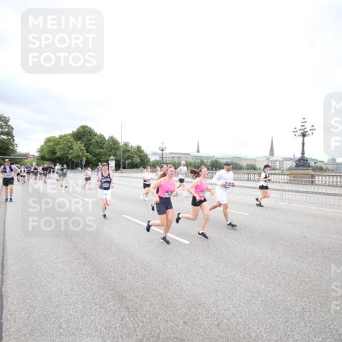 29.06.2025 - hella hamburg halbmarathon Jannik Wohlers http://msf.ph/oto/8501832 29.06.2025 10:58:07 Lombardsbrücke 1326, 1646, 1845, 2449, 3540, 3868, 4225, 5159, 5655, 5732, 5988, 6010, 6927, 7870, 7933, 7967, 8592, 8701, 9123, 9225, 9239, 9563, 9889, 9960, 10473, 10498, 11708, 12023, 12024, 12310, 12968, 13355, 13356, 13547, 13784, 13855, 14584, 14935, 15926, 16104, 16408, 16561, 16878, 16906, 16998, 17036, 17164, 17165, 17227, 17228, 17323, 17480, 17874, 18822, 19183 meine-sportfotos.de