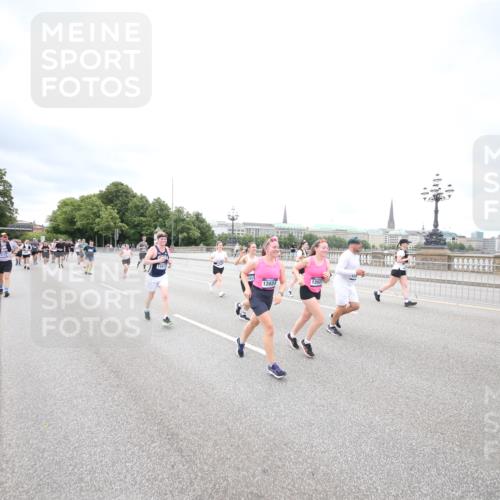 29.06.2025 - hella hamburg halbmarathon Jannik Wohlers http://msf.ph/oto/8501849 29.06.2025 10:58:07 Lombardsbrücke 1326, 1646, 1845, 2449, 3540, 3868, 4225, 5159, 5655, 5732, 5988, 6010, 6927, 7870, 7933, 7967, 8592, 8701, 9123, 9225, 9239, 9563, 9889, 9960, 10473, 10498, 11708, 12023, 12024, 12310, 12968, 13355, 13356, 13547, 13784, 13855, 14584, 14935, 15926, 16104, 16408, 16561, 16878, 16906, 16998, 17036, 17164, 17165, 17227, 17228, 17323, 17480, 17874, 18822, 19183 meine-sportfotos.de