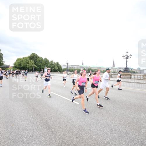 29.06.2025 - hella hamburg halbmarathon Jannik Wohlers http://msf.ph/oto/8501857 29.06.2025 10:58:07 Lombardsbrücke 1326, 1646, 1845, 2449, 3540, 3868, 4225, 5159, 5655, 5732, 5988, 6010, 6927, 7870, 7933, 7967, 8592, 8701, 9123, 9225, 9239, 9563, 9889, 9960, 10473, 10498, 11708, 12023, 12024, 12310, 12968, 13355, 13356, 13547, 13784, 13855, 14584, 14935, 15926, 16104, 16408, 16561, 16878, 16906, 16998, 17036, 17164, 17165, 17227, 17228, 17323, 17480, 17874, 18822, 19183 meine-sportfotos.de