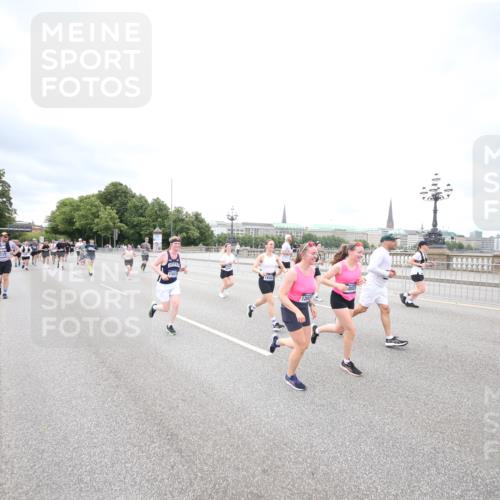 29.06.2025 - hella hamburg halbmarathon Jannik Wohlers http://msf.ph/oto/8501864 29.06.2025 10:58:07 Lombardsbrücke 1326, 1646, 1845, 2449, 3540, 3868, 4225, 5159, 5655, 5732, 5988, 6010, 6927, 7870, 7933, 7967, 8592, 8701, 9123, 9225, 9239, 9563, 9889, 9960, 10473, 10498, 11708, 12023, 12024, 12310, 12968, 13355, 13356, 13547, 13784, 13855, 14584, 14935, 15926, 16104, 16408, 16561, 16878, 16906, 16998, 17036, 17164, 17165, 17227, 17228, 17323, 17480, 17874, 18822, 19183 meine-sportfotos.de