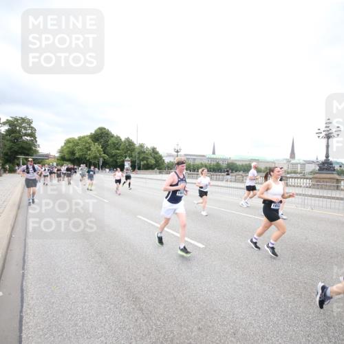 29.06.2025 - hella hamburg halbmarathon Jannik Wohlers http://msf.ph/oto/8501877 29.06.2025 10:58:08 Lombardsbrücke 1326, 1365, 1514, 1646, 1845, 2449, 3540, 3868, 4225, 5159, 5655, 5732, 5988, 6010, 6554, 6927, 7095, 7096, 7870, 7933, 7967, 8592, 8701, 9123, 9225, 9239, 9563, 9889, 9960, 10026, 10473, 10498, 11708, 12023, 12024, 12310, 12968, 13547, 13784, 13855, 14584, 14935, 15926, 16104, 16408, 16561, 16878, 16906, 16998, 17036, 17164, 17165, 17227, 17228, 17323, 17480, 17874, 18822, 19183 meine-sportfotos.de