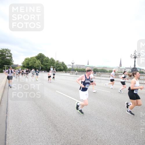 29.06.2025 - hella hamburg halbmarathon Jannik Wohlers http://msf.ph/oto/8501895 29.06.2025 10:58:08 Lombardsbrücke 1326, 1365, 1514, 1646, 1845, 2449, 3540, 3868, 4225, 5159, 5655, 5732, 5988, 6010, 6554, 6927, 7095, 7096, 7870, 7933, 7967, 8592, 8701, 9123, 9225, 9239, 9563, 9889, 9960, 10026, 10473, 10498, 11708, 12023, 12024, 12310, 12968, 13547, 13784, 13855, 14584, 14935, 15926, 16104, 16408, 16561, 16878, 16906, 16998, 17036, 17164, 17165, 17227, 17228, 17323, 17480, 17874, 18822, 19183 meine-sportfotos.de