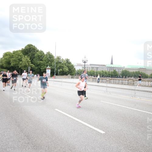 29.06.2025 - hella hamburg halbmarathon Jannik Wohlers http://msf.ph/oto/8501902 29.06.2025 10:58:10 Lombardsbrücke 1326, 1365, 1514, 1646, 2449, 2649, 3416, 3540, 3868, 4225, 4294, 5159, 5655, 5732, 5988, 6010, 6554, 6927, 7095, 7096, 7870, 7933, 7967, 8592, 8701, 9123, 9225, 9563, 9889, 9960, 9982, 10026, 10498, 12023, 12024, 12310, 12968, 13547, 13784, 13855, 14584, 14935, 15918, 15919, 15926, 16104, 16561, 16878, 16906, 16998, 17036, 17164, 17165, 17227, 17228, 17323, 17480, 17874, 18822, 19183 meine-sportfotos.de
