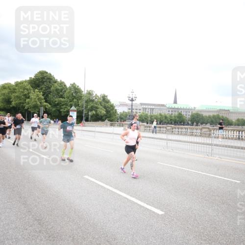 29.06.2025 - hella hamburg halbmarathon Jannik Wohlers http://msf.ph/oto/8501908 29.06.2025 10:58:10 Lombardsbrücke 1326, 1365, 1514, 1646, 2449, 2649, 3416, 3540, 3868, 4225, 4294, 5159, 5655, 5732, 5988, 6010, 6554, 6927, 7095, 7096, 7870, 7933, 7967, 8592, 8701, 9123, 9225, 9563, 9889, 9960, 9982, 10026, 10498, 12023, 12024, 12310, 12968, 13547, 13784, 13855, 14584, 14935, 15918, 15919, 15926, 16104, 16561, 16878, 16906, 16998, 17036, 17164, 17165, 17227, 17228, 17323, 17480, 17874, 18822, 19183 meine-sportfotos.de