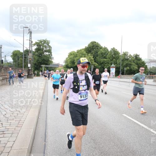 29.06.2025 - hella hamburg halbmarathon Jannik Wohlers http://msf.ph/oto/8501911 29.06.2025 10:58:12 Lombardsbrücke 1326, 1365, 1380, 1514, 1646, 2449, 2649, 3416, 3868, 4043, 4225, 4294, 5159, 5655, 5732, 5988, 6010, 6554, 6927, 7095, 7096, 7870, 7933, 7967, 8592, 8701, 8752, 9225, 9563, 9889, 9960, 9982, 10026, 10498, 11140, 12023, 12024, 12310, 12968, 12970, 13547, 13784, 13855, 14935, 15918, 15919, 15926, 16104, 16561, 16906, 16998, 17036, 17164, 17165, 17323, 17480, 17554, 17572, 17601, 17651, 17659, 17874, 18822, 19183 meine-sportfotos.de