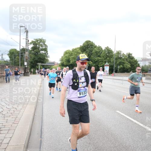29.06.2025 - hella hamburg halbmarathon Jannik Wohlers http://msf.ph/oto/8501918 29.06.2025 10:58:12 Lombardsbrücke 1326, 1365, 1380, 1514, 1646, 2449, 2649, 3416, 3868, 4043, 4225, 4294, 5159, 5655, 5732, 5988, 6010, 6554, 6927, 7095, 7096, 7870, 7933, 7967, 8592, 8701, 8752, 9225, 9563, 9889, 9960, 9982, 10026, 10498, 11140, 12023, 12024, 12310, 12968, 12970, 13547, 13784, 13855, 14935, 15918, 15919, 15926, 16104, 16561, 16906, 16998, 17036, 17164, 17165, 17323, 17480, 17554, 17572, 17601, 17651, 17659, 17874, 18822, 19183 meine-sportfotos.de