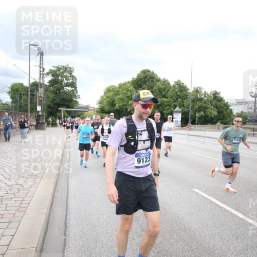 29.06.2025 - hella hamburg halbmarathon Jannik Wohlers http://msf.ph/oto/8501922 29.06.2025 10:58:12 Lombardsbrücke 1326, 1365, 1380, 1514, 1646, 2449, 2649, 3416, 3868, 4043, 4225, 4294, 5159, 5655, 5732, 5988, 6010, 6554, 6927, 7095, 7096, 7870, 7933, 7967, 8592, 8701, 8752, 9225, 9563, 9889, 9960, 9982, 10026, 10498, 11140, 12023, 12024, 12310, 12968, 12970, 13547, 13784, 13855, 14935, 15918, 15919, 15926, 16104, 16561, 16906, 16998, 17036, 17164, 17165, 17323, 17480, 17554, 17572, 17601, 17651, 17659, 17874, 18822, 19183 meine-sportfotos.de