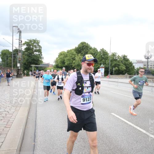 29.06.2025 - hella hamburg halbmarathon Jannik Wohlers http://msf.ph/oto/8501927 29.06.2025 10:58:12 Lombardsbrücke 1326, 1365, 1380, 1514, 1646, 2449, 2649, 3416, 3868, 4043, 4225, 4294, 5159, 5655, 5732, 5988, 6010, 6554, 6927, 7095, 7096, 7870, 7933, 7967, 8592, 8701, 8752, 9225, 9563, 9889, 9960, 9982, 10026, 10498, 11140, 12023, 12024, 12310, 12968, 12970, 13547, 13784, 13855, 14935, 15918, 15919, 15926, 16104, 16561, 16906, 16998, 17036, 17164, 17165, 17323, 17480, 17554, 17572, 17601, 17651, 17659, 17874, 18822, 19183 meine-sportfotos.de