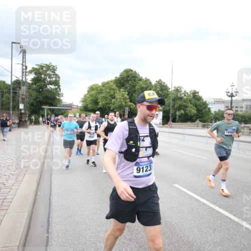 29.06.2025 - hella hamburg halbmarathon Jannik Wohlers http://msf.ph/oto/8501934 29.06.2025 10:58:12 Lombardsbrücke 1326, 1365, 1380, 1514, 1646, 2449, 2649, 3416, 3868, 4043, 4225, 4294, 5159, 5655, 5732, 5988, 6010, 6554, 6927, 7095, 7096, 7870, 7933, 7967, 8592, 8701, 8752, 9225, 9563, 9889, 9960, 9982, 10026, 10498, 11140, 12023, 12024, 12310, 12968, 12970, 13547, 13784, 13855, 14935, 15918, 15919, 15926, 16104, 16561, 16906, 16998, 17036, 17164, 17165, 17323, 17480, 17554, 17572, 17601, 17651, 17659, 17874, 18822, 19183 meine-sportfotos.de