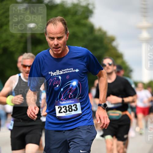 29.06.2025 - hella hamburg halbmarathon Dr. Thomas Lammeyer http://msf.ph/oto/8501940 29.06.2025 10:25:20 Kennedybrücke 1028, 1266, 1658, 2325, 2383, 2923, 2956, 2986, 3161, 3247, 3434, 3781, 3813, 4082, 4350, 5041, 5373, 5625, 5767, 6275, 6308, 7018, 7553, 7608, 8724, 8726, 8844, 9100, 9108, 9501, 10050, 10350, 10602, 11145 meine-sportfotos.de