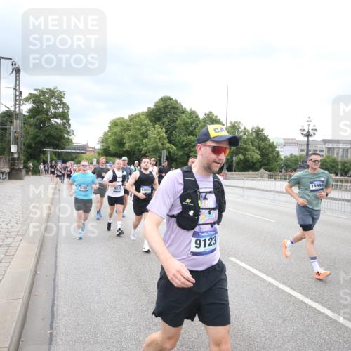 29.06.2025 - hella hamburg halbmarathon Jannik Wohlers http://msf.ph/oto/8501941 29.06.2025 10:58:12 Lombardsbrücke 1326, 1365, 1380, 1514, 1646, 2449, 2649, 3416, 3868, 4043, 4225, 4294, 5159, 5655, 5732, 5988, 6010, 6554, 6927, 7095, 7096, 7870, 7933, 7967, 8592, 8701, 8752, 9225, 9563, 9889, 9960, 9982, 10026, 10498, 11140, 12023, 12024, 12310, 12968, 12970, 13547, 13784, 13855, 14935, 15918, 15919, 15926, 16104, 16561, 16906, 16998, 17036, 17164, 17165, 17323, 17480, 17554, 17572, 17601, 17651, 17659, 17874, 18822, 19183 meine-sportfotos.de