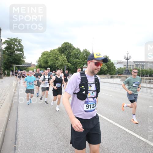 29.06.2025 - hella hamburg halbmarathon Jannik Wohlers http://msf.ph/oto/8501946 29.06.2025 10:58:13 Lombardsbrücke 1326, 1365, 1380, 1514, 1646, 2449, 2649, 3416, 3565, 3868, 4042, 4043, 4225, 4294, 5159, 5655, 5732, 5988, 6010, 6554, 6588, 6702, 6927, 7095, 7096, 7870, 7933, 7967, 8592, 8701, 8752, 9225, 9563, 9889, 9960, 9982, 10026, 10498, 11140, 12023, 12024, 12310, 12968, 12970, 13547, 13784, 13855, 14935, 15918, 15919, 15926, 16104, 16561, 16906, 16998, 17036, 17164, 17165, 17323, 17480, 17554, 17572, 17601, 17651, 17659, 17874, 18822, 19183 meine-sportfotos.de