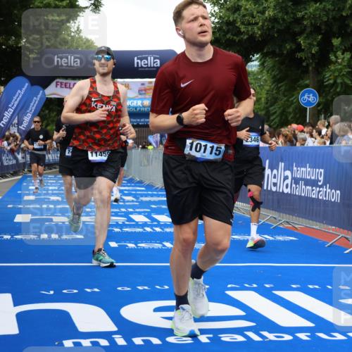 29.06.2025 - hella hamburg halbmarathon Strokosch-Dieckow http://msf.ph/oto/8501950 29.06.2025 10:52:39 Ziel 2287, 2346, 2670, 3952, 3999, 5116, 5169, 5194, 6561, 6562, 7475, 8172, 9739, 9869, 10115, 11459, 11689, 12450, 12482, 13051, 13301, 14122, 14805, 15001, 16467, 17198, 18331, 18982, 19244 meine-sportfotos.de