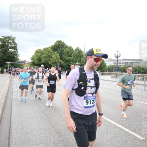 29.06.2025 - hella hamburg halbmarathon Jannik Wohlers http://msf.ph/oto/8501951 29.06.2025 10:58:13 Lombardsbrücke 1326, 1365, 1380, 1514, 1646, 2449, 2649, 3416, 3565, 3868, 4042, 4043, 4225, 4294, 5159, 5655, 5732, 5988, 6010, 6554, 6588, 6702, 6927, 7095, 7096, 7870, 7933, 7967, 8592, 8701, 8752, 9225, 9563, 9889, 9960, 9982, 10026, 10498, 11140, 12023, 12024, 12310, 12968, 12970, 13547, 13784, 13855, 14935, 15918, 15919, 15926, 16104, 16561, 16906, 16998, 17036, 17164, 17165, 17323, 17480, 17554, 17572, 17601, 17651, 17659, 17874, 18822, 19183 meine-sportfotos.de