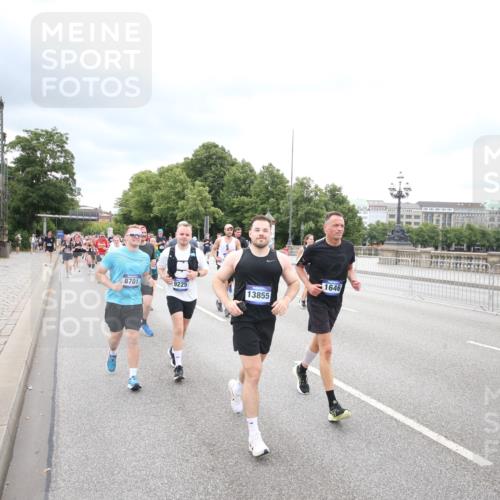 29.06.2025 - hella hamburg halbmarathon Jannik Wohlers http://msf.ph/oto/8501976 29.06.2025 10:58:14 Lombardsbrücke 1326, 1365, 1380, 1514, 1646, 2449, 2649, 3416, 3565, 3868, 4042, 4043, 4225, 4294, 5159, 5655, 5732, 6010, 6554, 6588, 6633, 6702, 6927, 7095, 7096, 7870, 7933, 7967, 8592, 8701, 8752, 9225, 9563, 9889, 9960, 9982, 10026, 11140, 12023, 12024, 12968, 12970, 13547, 13784, 13855, 14935, 15918, 15919, 16104, 16561, 16906, 16998, 17036, 17164, 17165, 17323, 17480, 17554, 17572, 17601, 17651, 17659, 17874, 18822, 19183 meine-sportfotos.de