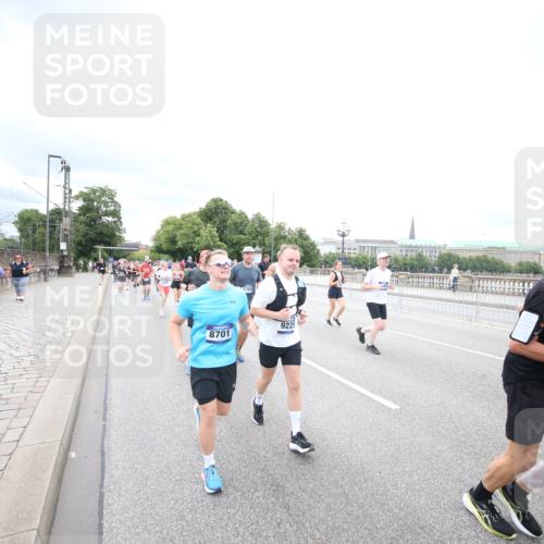 29.06.2025 - hella hamburg halbmarathon Jannik Wohlers http://msf.ph/oto/8502022 29.06.2025 10:58:15 Lombardsbrücke 1326, 1365, 1380, 1514, 1646, 2449, 2649, 3416, 3565, 4042, 4043, 4225, 4294, 5732, 6010, 6554, 6588, 6633, 6702, 6927, 7095, 7096, 7443, 7870, 7933, 7967, 8592, 8701, 8752, 9221, 9225, 9563, 9889, 9960, 9982, 10026, 11140, 12023, 12024, 12968, 12970, 13547, 13784, 13855, 14935, 15918, 15919, 16104, 16906, 16998, 17036, 17164, 17165, 17323, 17480, 17554, 17572, 17601, 17651, 17659, 17874, 18822, 19183 meine-sportfotos.de