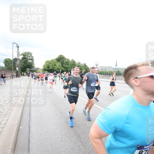29.06.2025 - hella hamburg halbmarathon Jannik Wohlers http://msf.ph/oto/8502040 29.06.2025 10:58:15 Lombardsbrücke 1326, 1365, 1380, 1514, 1646, 2449, 2649, 3416, 3565, 4042, 4043, 4225, 4294, 5732, 6010, 6554, 6588, 6633, 6702, 6927, 7095, 7096, 7443, 7870, 7933, 7967, 8592, 8701, 8752, 9221, 9225, 9563, 9889, 9960, 9982, 10026, 11140, 12023, 12024, 12968, 12970, 13547, 13784, 13855, 14935, 15918, 15919, 16104, 16906, 16998, 17036, 17164, 17165, 17323, 17480, 17554, 17572, 17601, 17651, 17659, 17874, 18822, 19183 meine-sportfotos.de