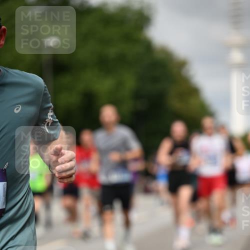 29.06.2025 - hella hamburg halbmarathon Dr. Thomas Lammeyer http://msf.ph/oto/8502047 29.06.2025 10:25:24 Kennedybrücke 1028, 1266, 1658, 2325, 2383, 2635, 2956, 2986, 3247, 3434, 3813, 4082, 4350, 4786, 5041, 5373, 5395, 5625, 5767, 6275, 6308, 7018, 7553, 7608, 7781, 8095, 8726, 8844, 9100, 9108, 9501, 9624, 10050, 10602 meine-sportfotos.de